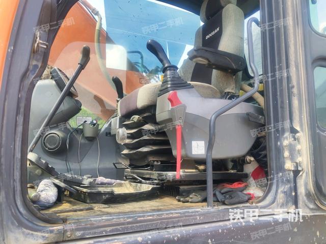 座椅左側(cè)控制臺(tái)/音響/含左手柄（駕駛室部分）