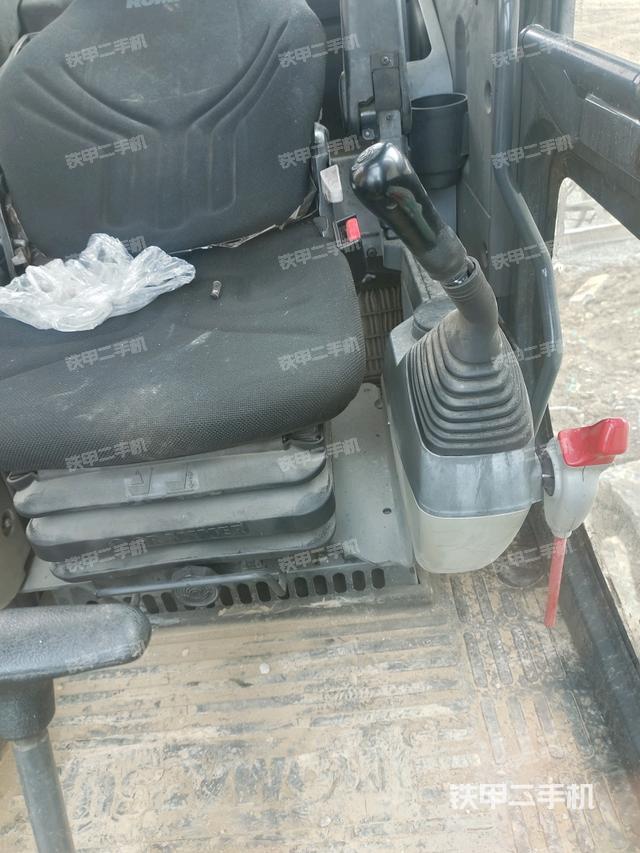 行走控制手柄和踏板 俯拍（驾驶室部分）