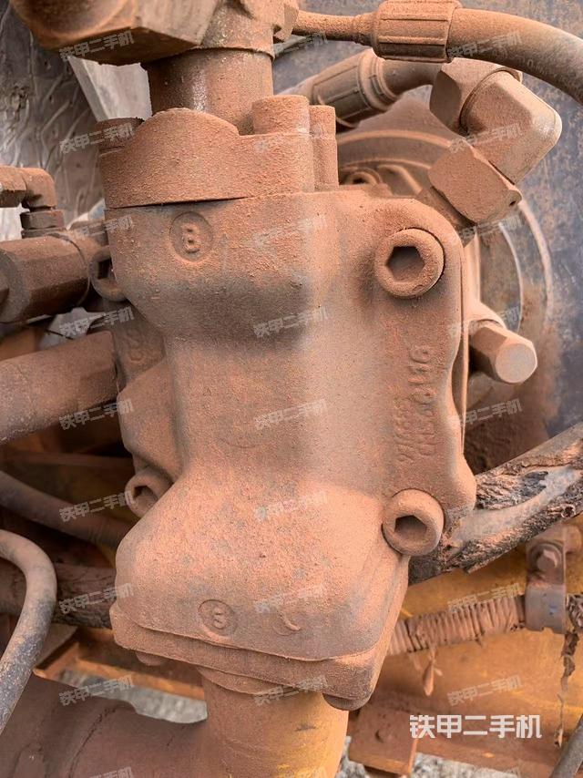 液压泵舱室正面整体（整机外观）