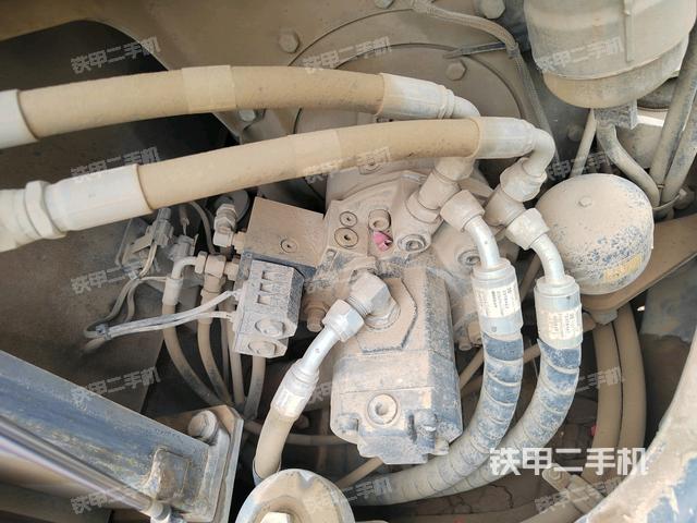 液压泵舱室正面整体（整机外观）