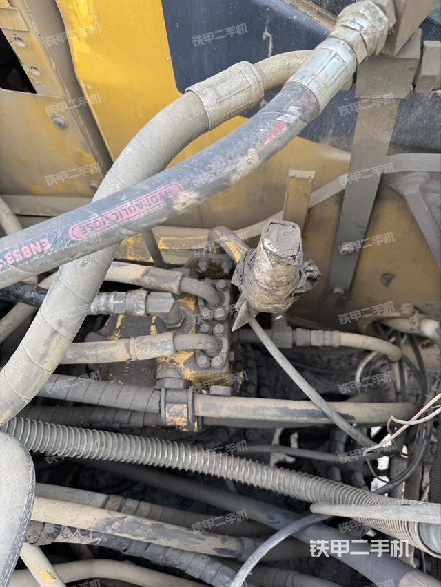 回转马达和主控阀（整机外观）