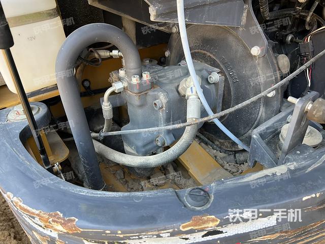 液压泵舱室正面整体（整机外观）