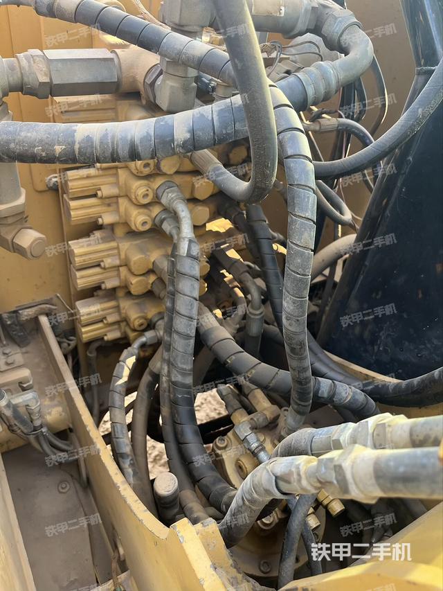 回转马达和主控阀（整机外观）