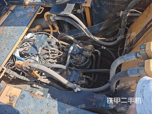 回转马达和主控阀（整机外观）