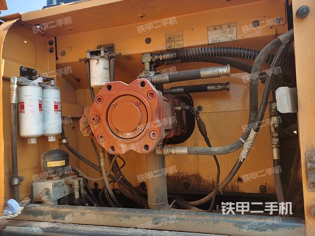 液压泵舱室正面整体（整机外观）