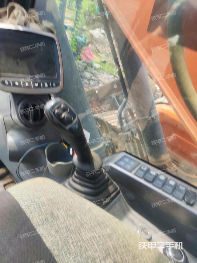 座椅右側(cè)控制臺(tái)/鑰匙門/油門/含右手柄（駕駛室部分）