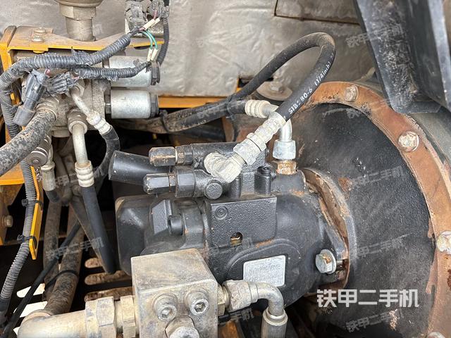 液压泵舱室正面整体（整机外观）