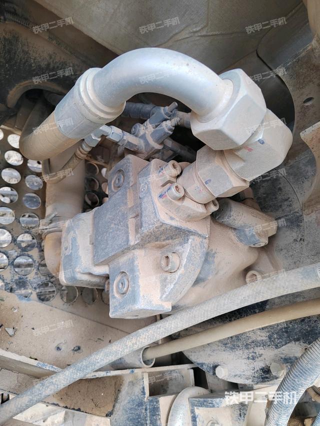 液压泵舱室正面整体（整机外观）