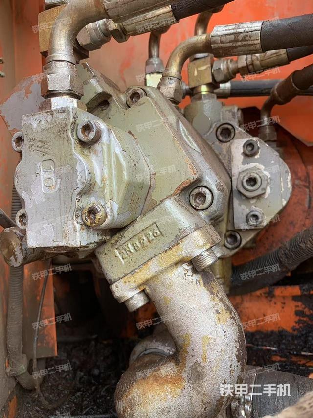 液压泵舱室正面整体（整机外观）