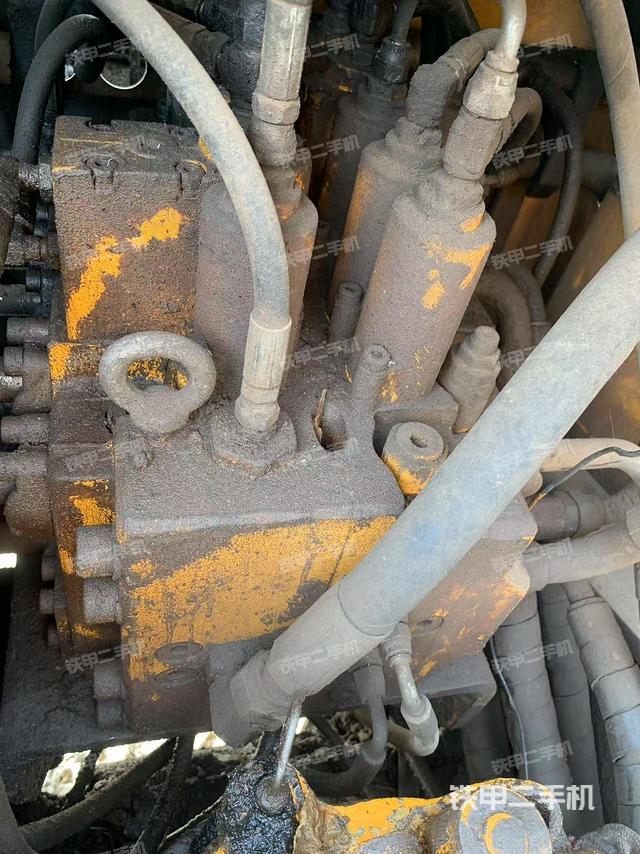 回转马达和主控阀（整机外观）