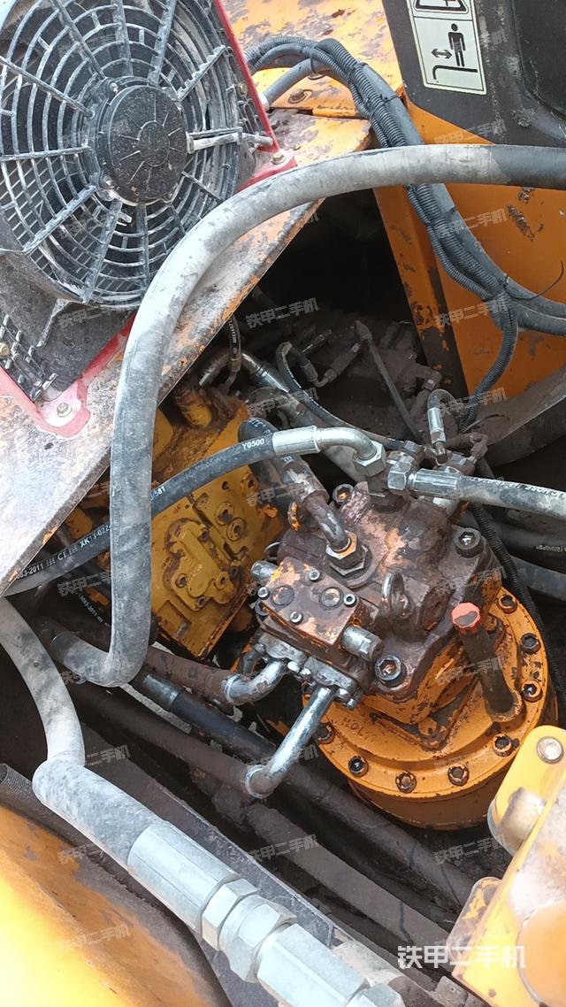 回转马达和主控阀（整机外观）