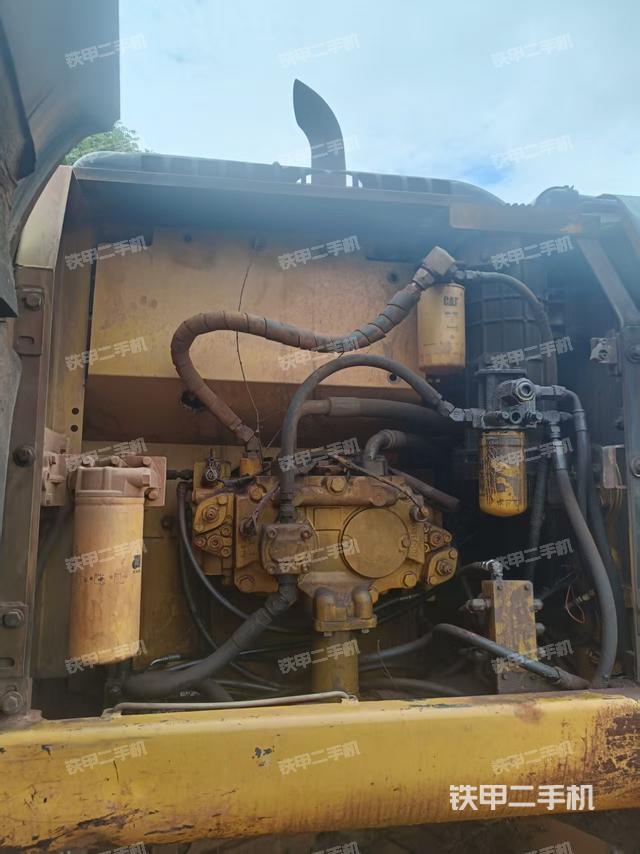 液压泵舱室正面整体（整机外观）