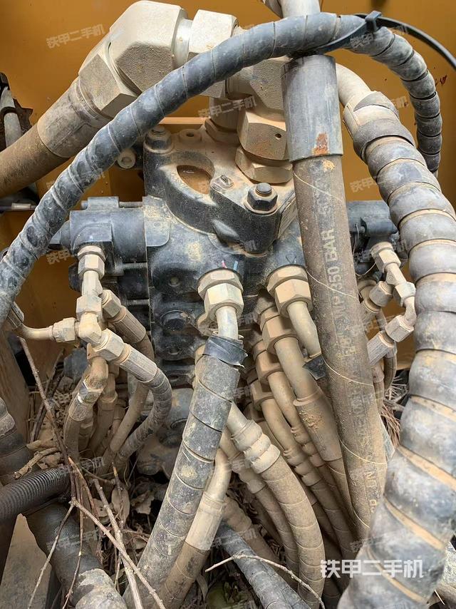 回转马达和主控阀（整机外观）