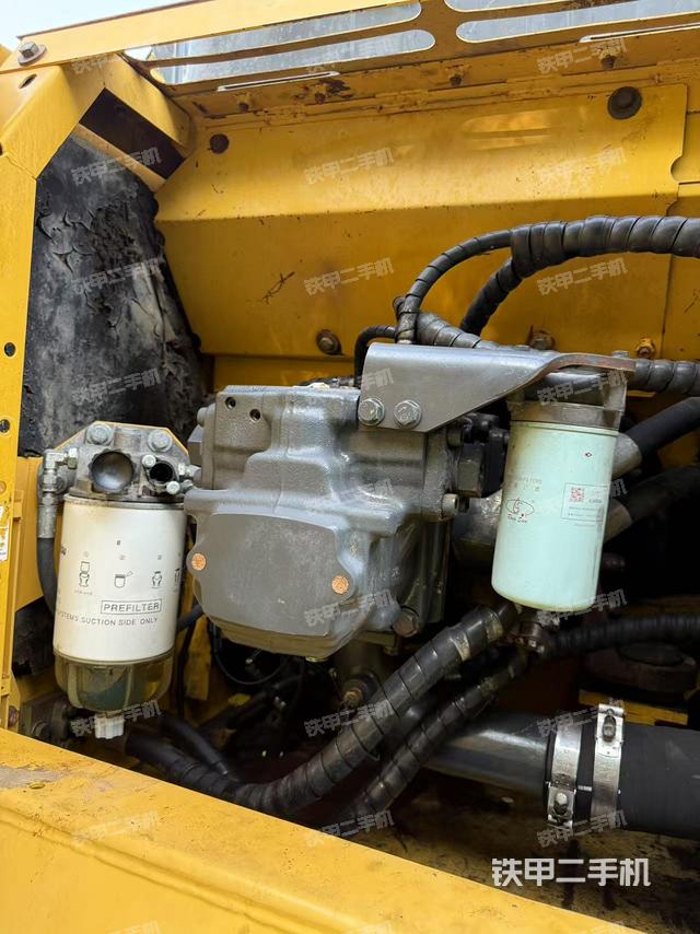 液压泵舱室正面整体（整机外观）