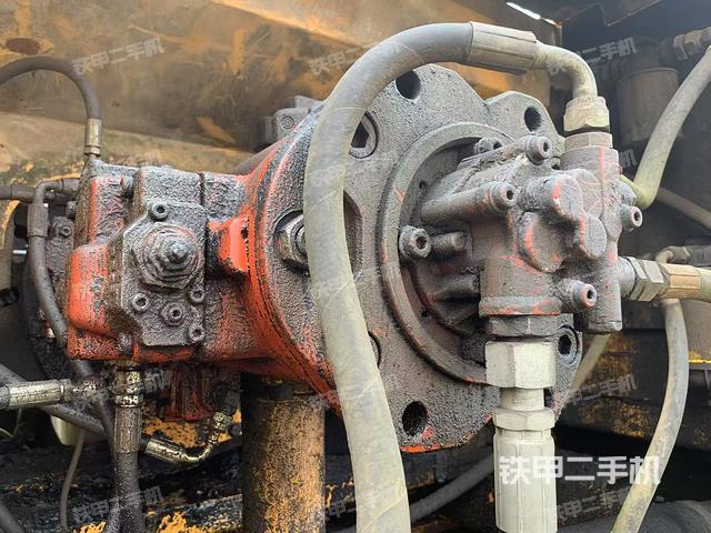 液压泵舱室正面整体（整机外观）