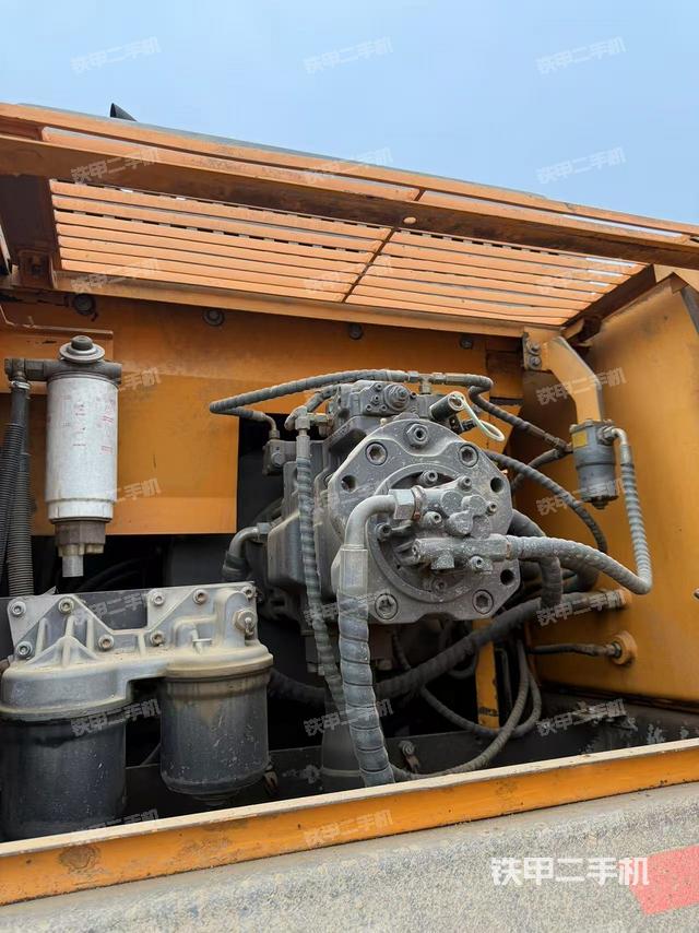 液压泵舱室正面整体（整机外观）