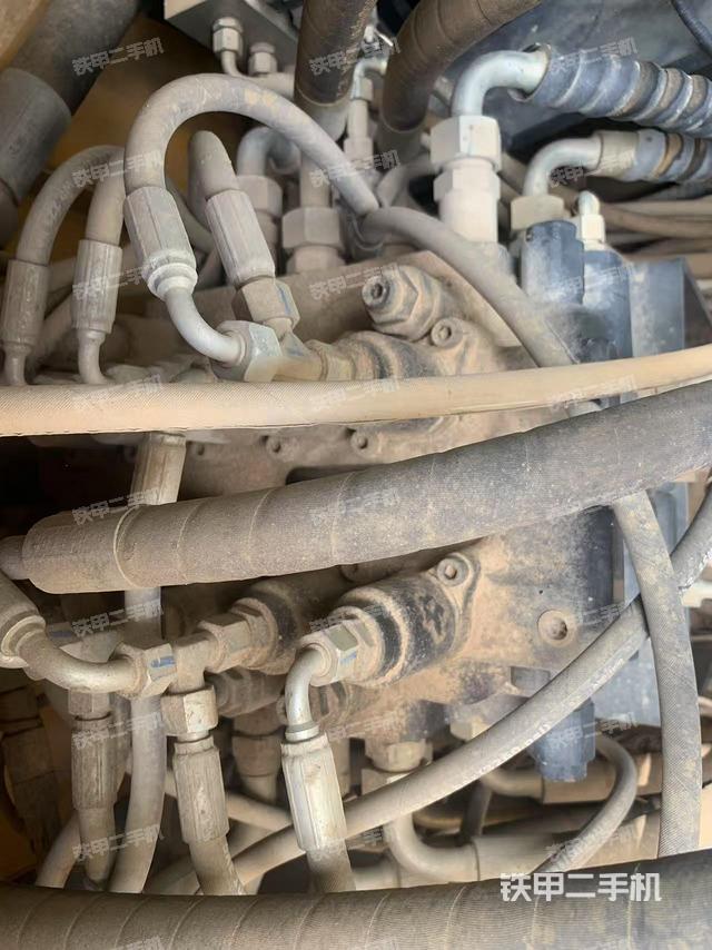 回转马达和主控阀（整机外观）