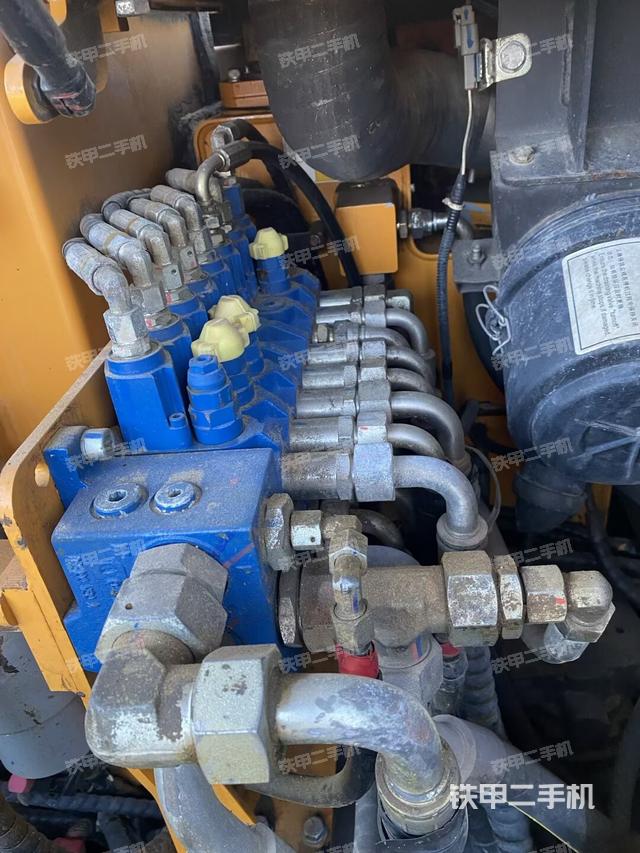 回转马达和主控阀（整机外观）