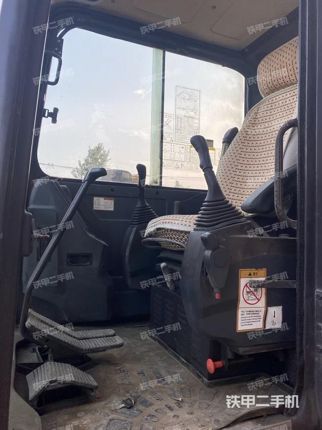 驾驶室顶部（整机外观）