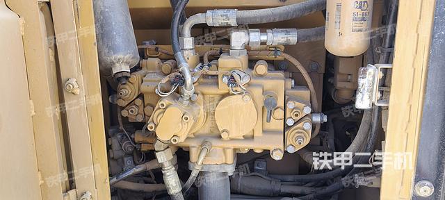 液压泵舱室正面整体（整机外观）