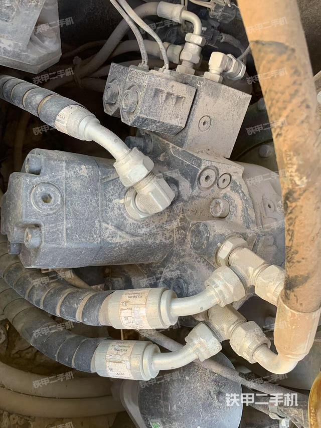 液压泵舱室正面整体（整机外观）