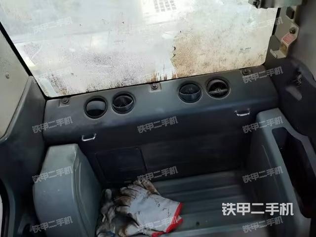 行走控制手柄和踏板 俯拍（驾驶室部分）