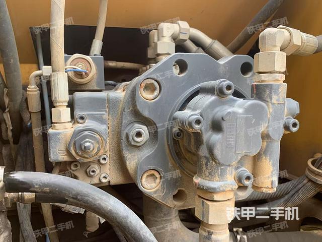 液压泵舱室正面整体（整机外观）