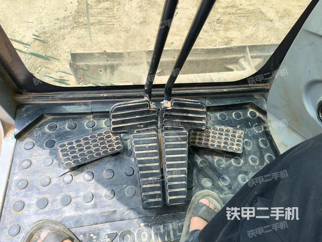 行走控制手柄和踏板?俯拍（駕駛室部分）