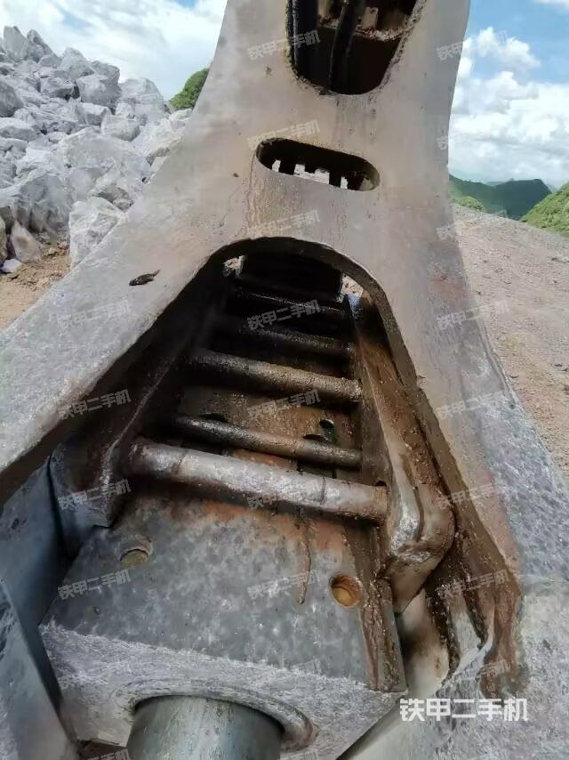 大臂油缸整体 竖拍（工作和回转装置）