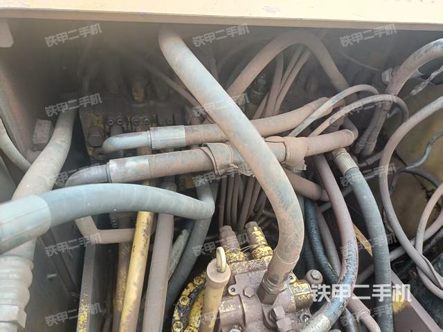 回转马达和主控阀（整机外观）