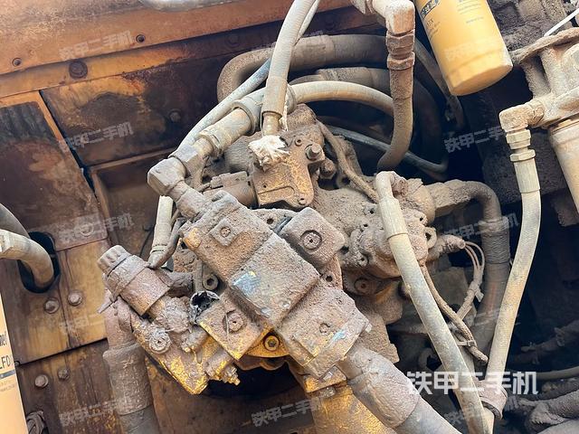 液压泵舱室正面整体（整机外观）