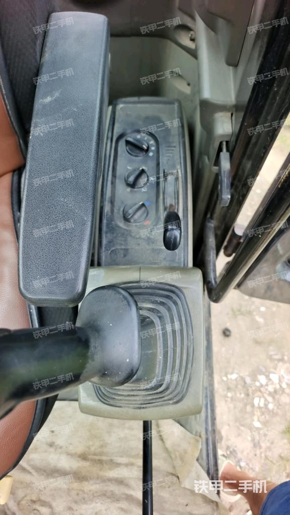 座椅左侧控制台/音响/含左手柄（驾驶室部分）