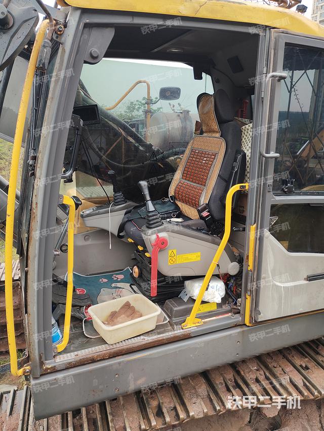 驾驶室顶部（整机外观）