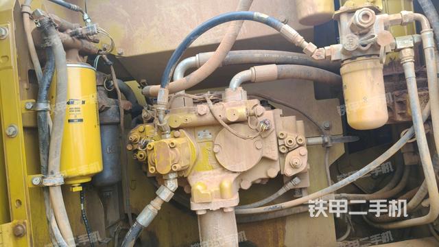 液压泵舱室正面整体（整机外观）