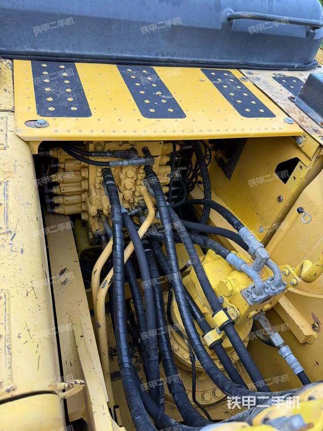 回转马达和主控阀（整机外观）