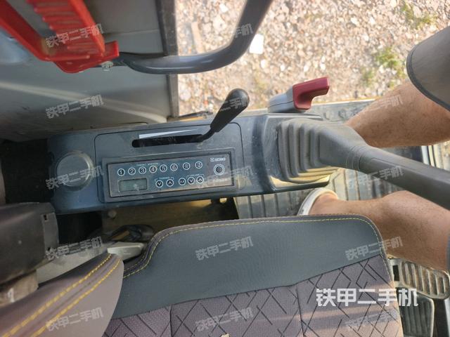 座椅右侧控制台/钥匙门/油门/含右手柄（驾驶室部分）