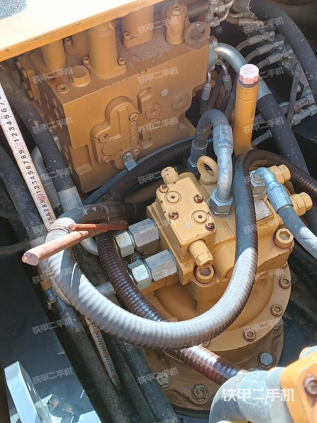 回转马达和主控阀（整机外观）