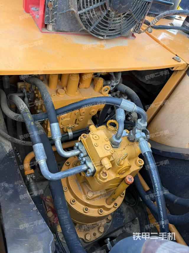 回转马达和主控阀（整机外观）