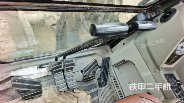 行走控制手柄和踏板 俯拍（驾驶室部分）