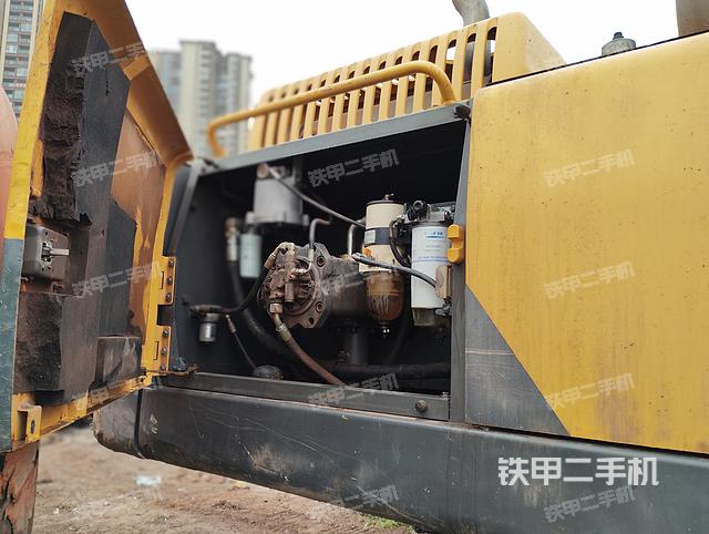 液压泵舱室正面整体（整机外观）