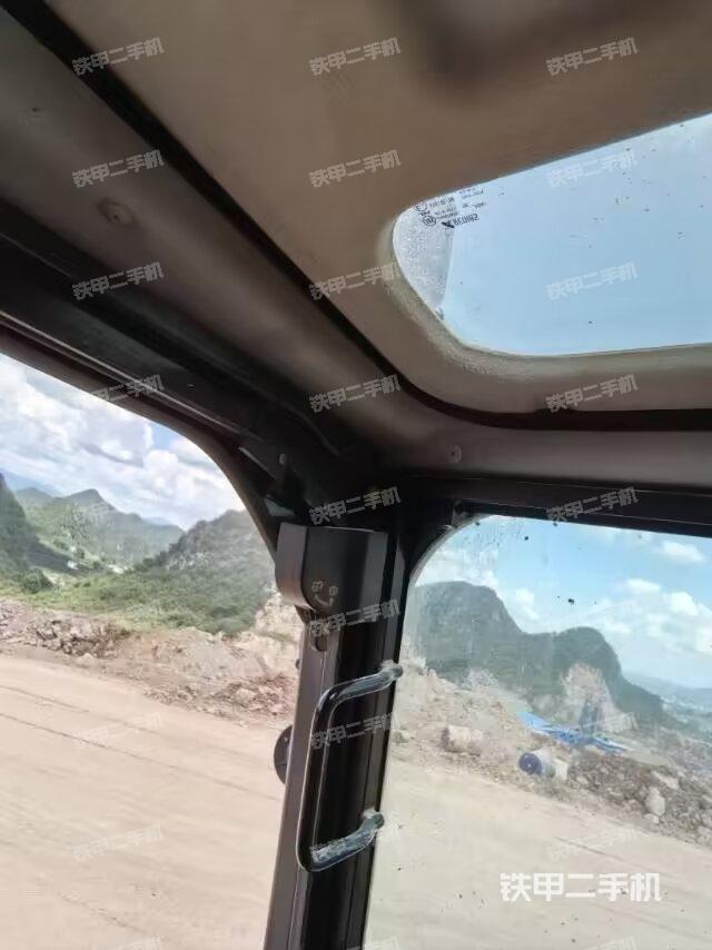 行走控制手柄和踏板 俯拍（驾驶室部分）