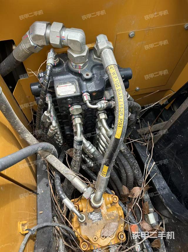 回转马达和主控阀（整机外观）