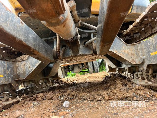 液压泵舱室正面整体（整机外观）