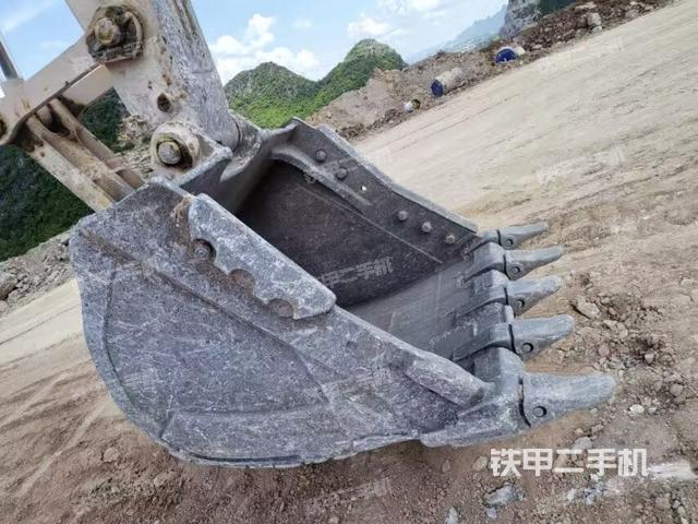 大臂油缸整体 竖拍（工作和回转装置）