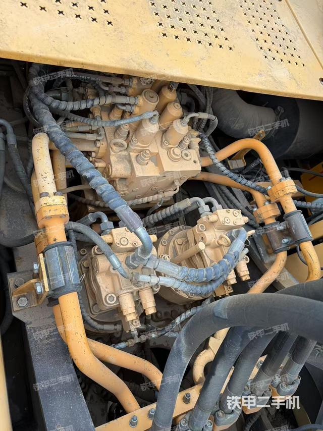 回轉(zhuǎn)馬達(dá)和主控閥（整機(jī)外觀）