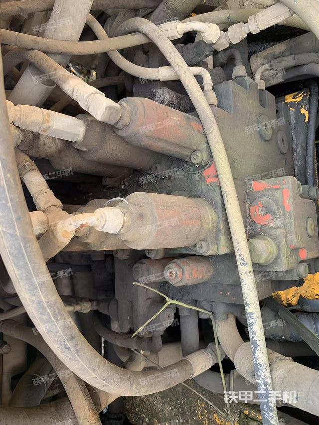 回转马达和主控阀（整机外观）