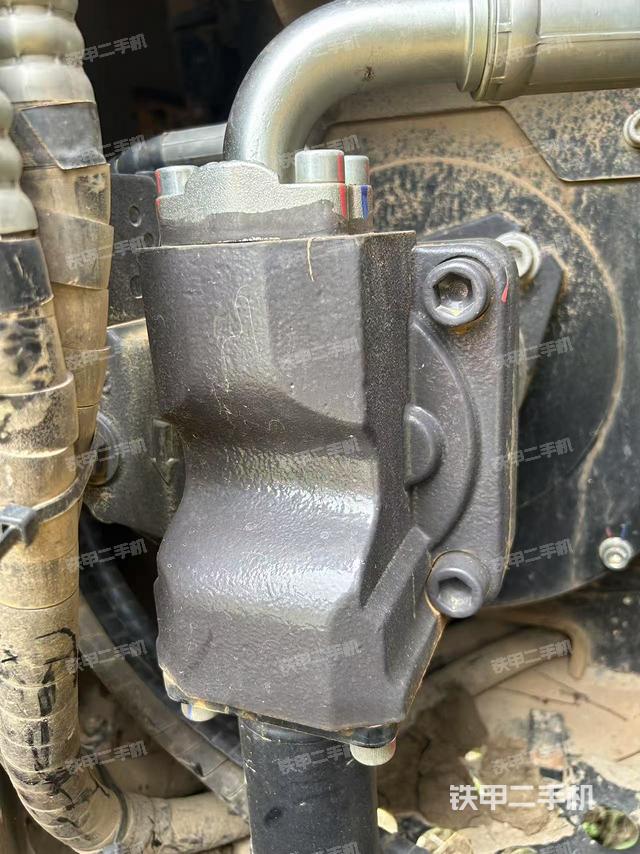 液压泵舱室正面整体（整机外观）