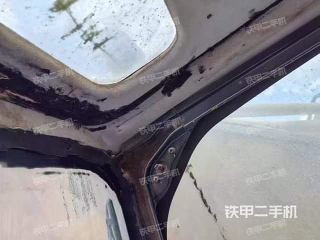 行走控制手柄和踏板 俯拍（驾驶室部分）