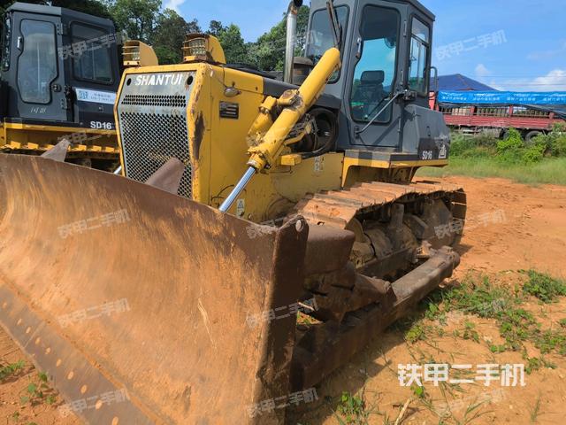 山推SD16標(biāo)準(zhǔn)型推土機(jī)