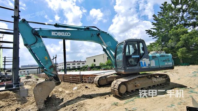 神钢SK200-8挖掘机